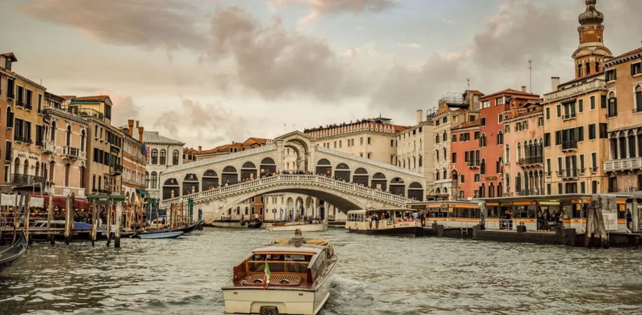 Qatar Airways Venice Office Address